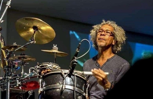 Carlos Nené Quintero performing